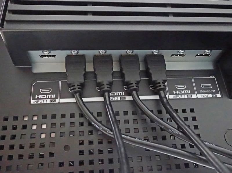 背面の接続端子部。HDMI 2.0で8K入力する場合はケーブルを4本使用する。HDMI 2.1の場合は1本