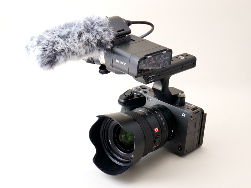 Cinema Lineの最新モデル「FX3」。向かって右上に“α”のエンブレムが見える