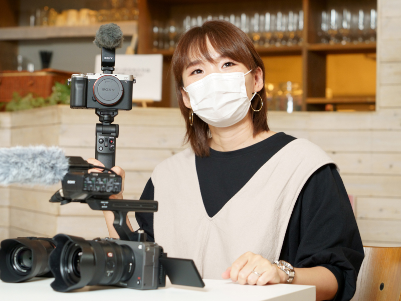 大村さんが持っているのがシューティンググリップ「GP-VPT2BT」とショットガンマイクロホン「ECM-B1M」をα7Cに装着したところ。