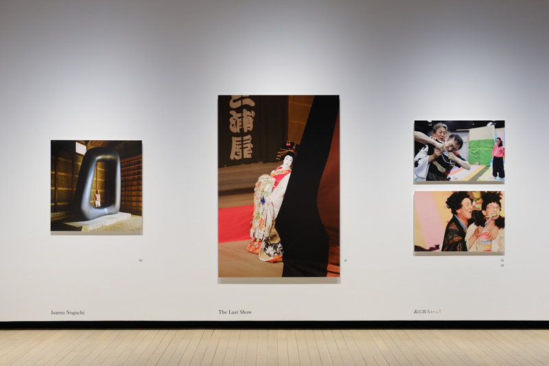 2階展示室より。壁面の一部だけだが、それでも「Isamu Noguchi」、「The Last Show」、「表に出ろぃっ！」と、全く方向性の異なる作品がならぶ