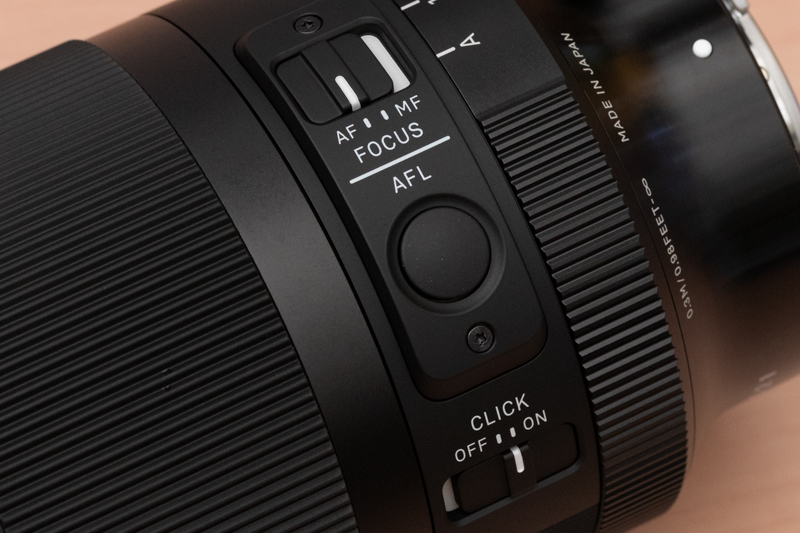フォーカスモード切替スイッチ、AFロックスイッチ、絞りリングのクリックストップを解除できるスイッチを備える