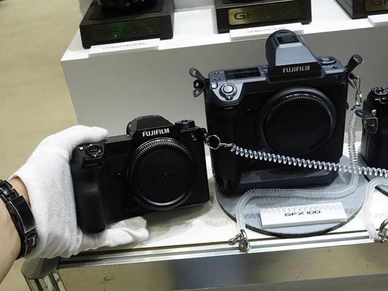 GFX100S（左）とGFX100（右）のサイズ比較