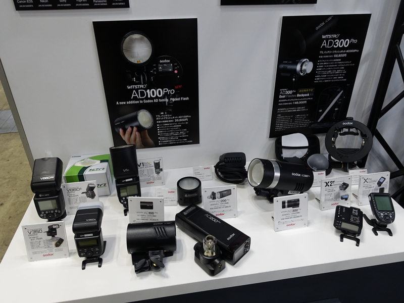 GODOXの小型ライティング製品群。こうした小型モデルを、一般・女性ユーザー層に広げていきたいという