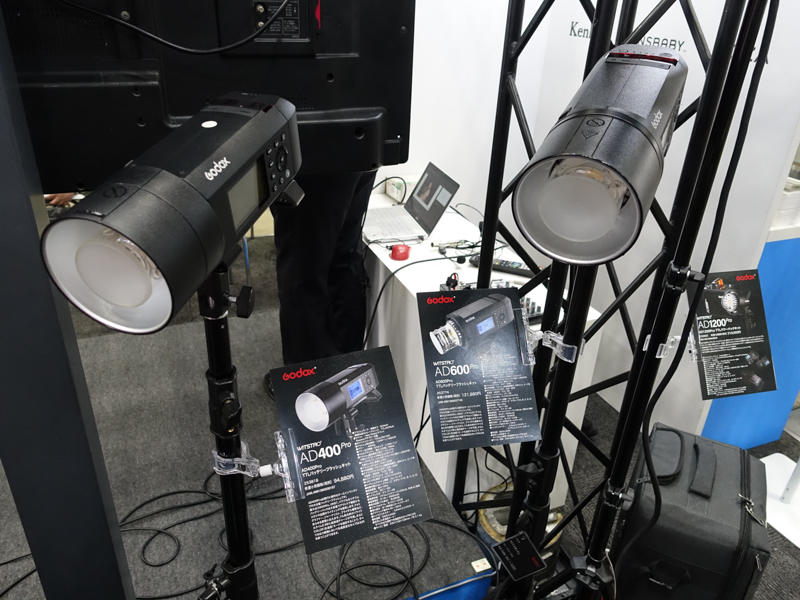 AD400Pro（左）、AD600 Pro（右）