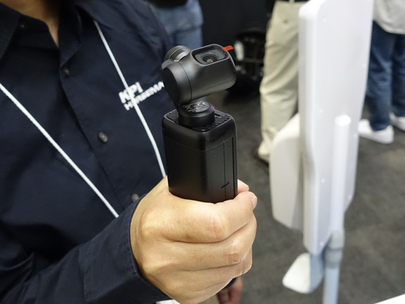 モニターを閉じて握った状態