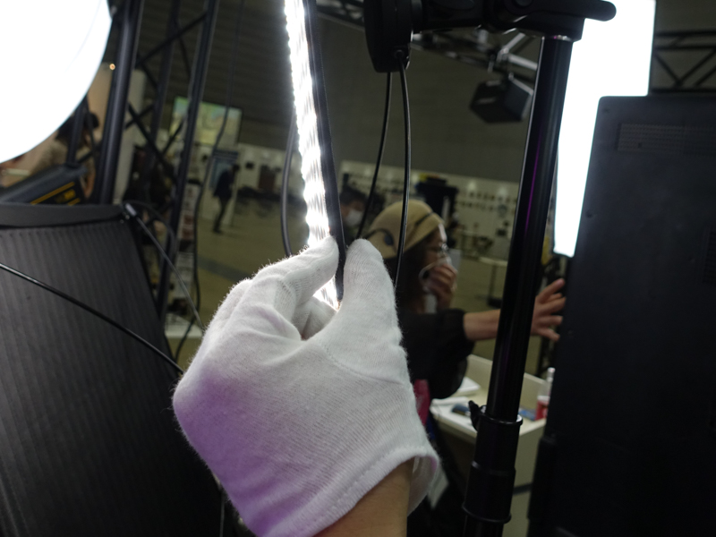 側面から見た様子。とても薄いのがよくわかる