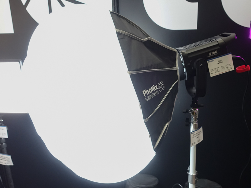 ソフトボックス「Raja Quick-Folding Softbox」シリーズの65cmタイプを装着した様子