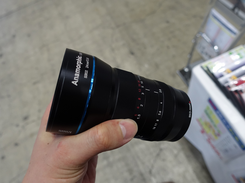 アルミ合金製の鏡筒は重厚感があり、手に馴染む感覚も心地よい