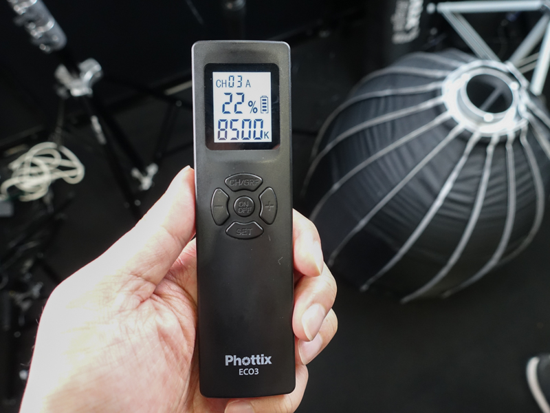 色温度8,500Kまで対応した専用のリモコンが付属する