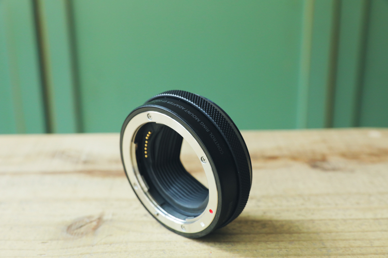EOS R6への装着にはキヤノン純正の「コントロールリングマウントアダプター EF-EOS R」を使用。