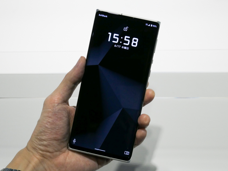 画面内に指紋センサーを備える。ディスプレイは6.6型のPro IGZO OLED