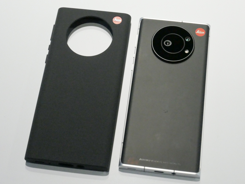 シリコーン製のソフトケースも同梱される