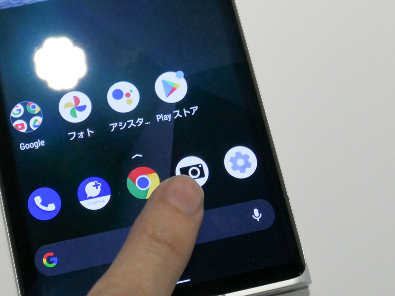 カメラアプリのアイコンは存在したが、タップすると「COMING SOON」の文字。試作機ならではの要素として撮影した。