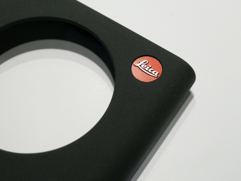 お馴染みの質感のライカバッジが付いている