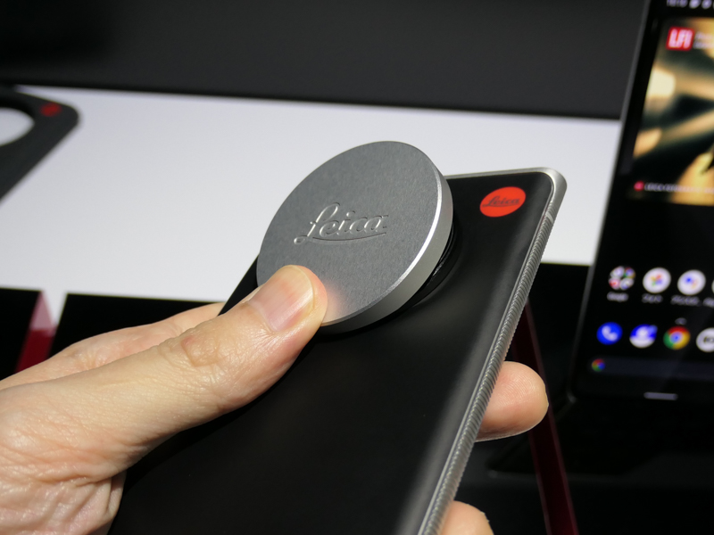 切り欠きの部分を押すと、キャップが跳ね上がる