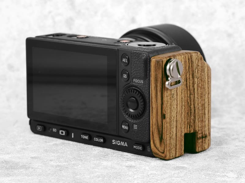 1/4インチネジ穴を備えており、SIGMA fp・fp Lのストラップ環を取り付けることができる