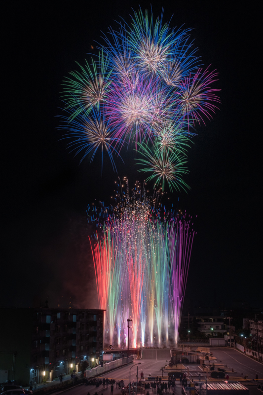 脚を伸ばしたLS-324CとLH-40に乗せると、身長162cmの私のちょうど目の前にカメラが来る。激しいスターマインの振動でもぶれることはなかった。<br><span class="fnt-85">X-T3 / XF16-80mmF4 R OIS WR / 29mm（44mm相当） / バルブ（F22、30秒） / ISO 160/ WB:3,200K</span>