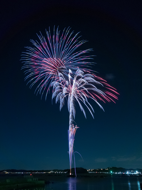 スマートフォンのXperia 1 IIで花火撮影を試みた。レオフォトのスマートフォン用ホルダーPC-90IIは金属製でしっかりとしており、長秒撮影でもぶれなかった。<br><span class="fnt-85">Xperia 1 II / 5.11mm（24mm相当） / シャッター優先AE（F1.7、30秒、±0EV） / ISO 100/ WB:電球</span>