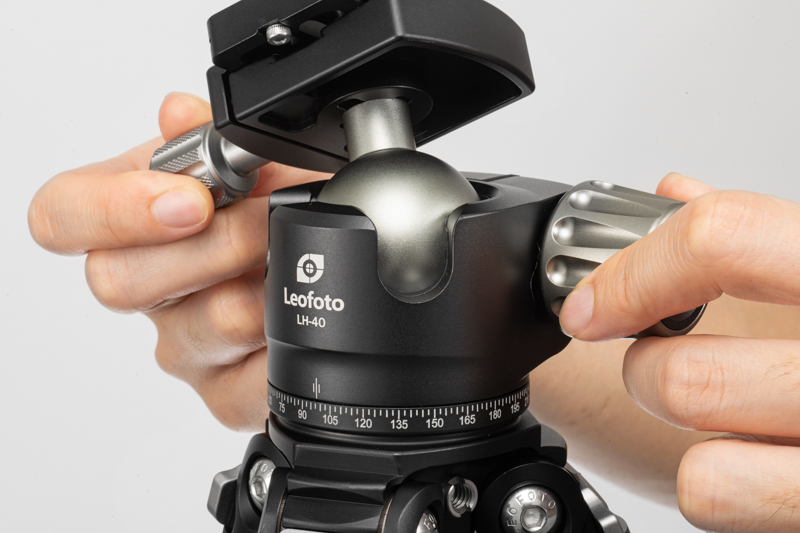 位置によって形状や大きさが違う操作ノブ。素早く確実な微調整が可能だ。