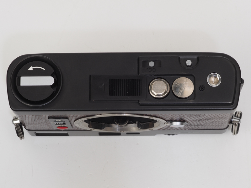 電池室を開けてみます。スライド式です。電池はSRあるいはLR44を2個使います。フィルムカメラ時代には一般的な電池でしたが、最近のデジタルカメラにはまったく関係ないものですよね。グレーのB.Cボタンを押してセルフタイマーの赤ランプが点灯するとバッテリーはOKですが、ランプの造形は少し品がない感じがします。