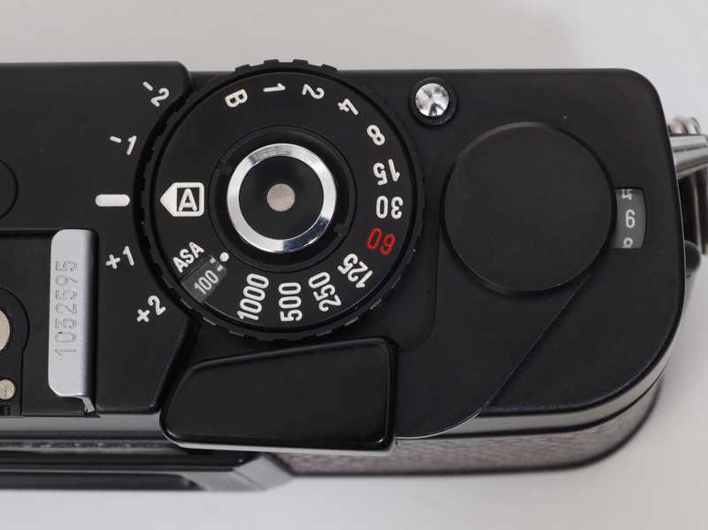 シャッターダイヤル周り。エントリークラスのミノルタXG-EとかXG-Sと似たデザイン。これらのカメラと共通部品もあるためか、ここもデザインを同じにしました。コストを少しでも抑える狙いなんでしょう。マニュアル露出にするとメーター表示は切れてしまいます。これ、けっこう評判悪いんですね。