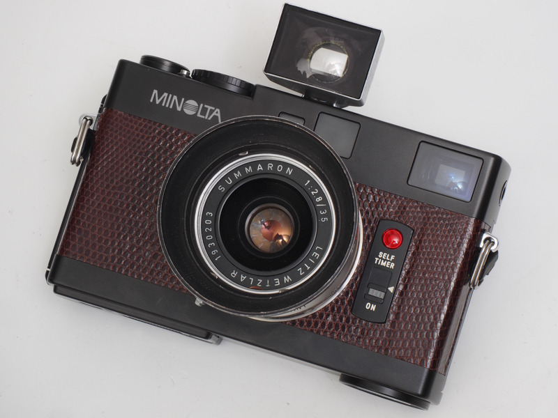 ズマロン35mm F2.8を装着。ライツミノルタCLを作っていたくらいですから、Mマウントは純正規格のオリジナル加工ではないかと。装着はスムーズです。35mmフレームは内蔵していないので外付けファインダーをつけました。