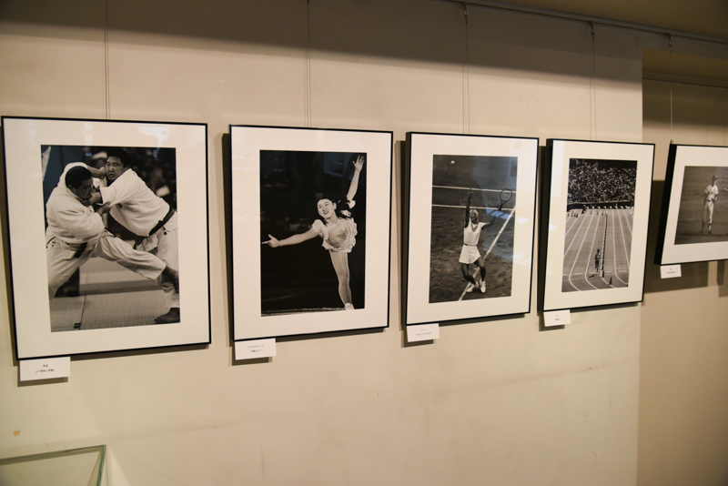 写真家・水谷章人氏の機材と作品が展示されている