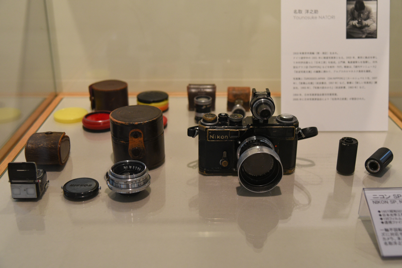 写真家・名取洋之助氏の機材と作品が展示されている