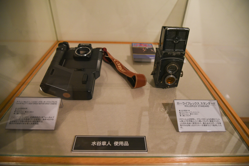 写真家・水谷章人氏の機材と作品が展示されている