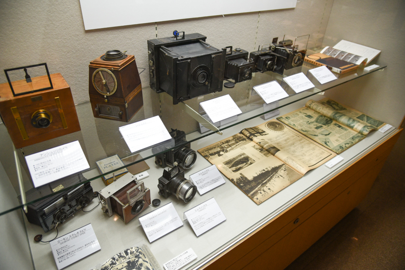 「初期の報道用カメラ」。画像左上の「アンシュッツカメラ」（ドイツ。1890年頃）は1882年にオットマール・アンシュッツが発明した最高速度1/1,000秒のフォーカルプレーンシャッターを搭載。こうしたカメラはその後1940年ごろまで報道写真に使用されたという