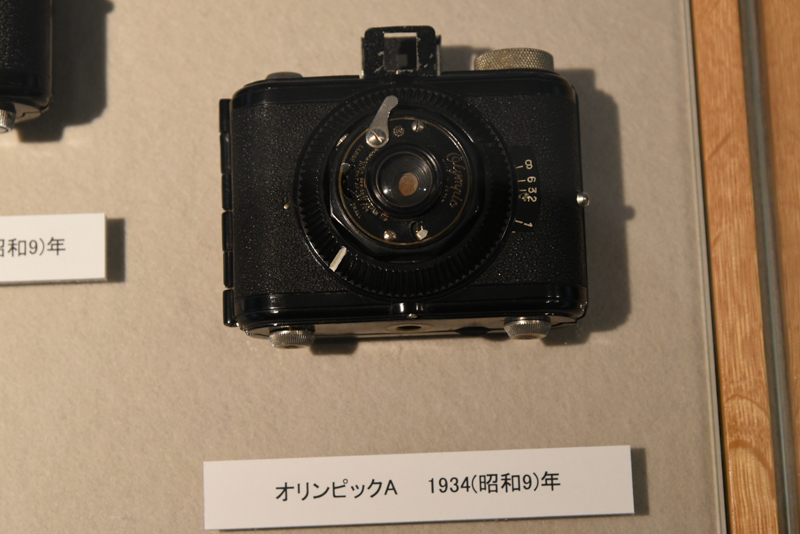 リコー製カメラのルーツだという「オリンピックA」（1934年）。オリンピックの名を冠したカメラの集まりも。