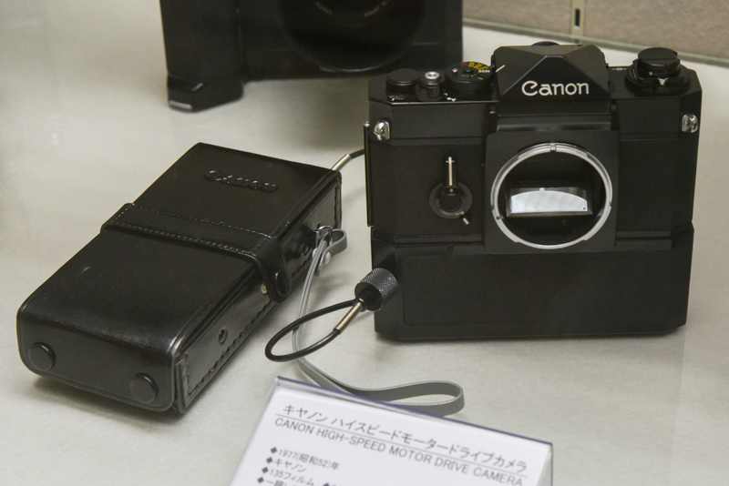 キヤノン ハイスピードモータードライブカメラ（1977年。キヤノン）。「キヤノン F-1」をベースに半透明ペリクルミラーの採用で反射ミラーの往復をなくし、高速連写を可能とした