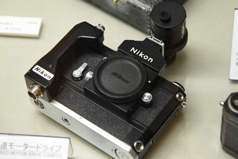 ニコンF 高速モータードライブ（1971年。日本光学工業：現ニコン）。1972年のオリンピック札幌大会用として製造された。