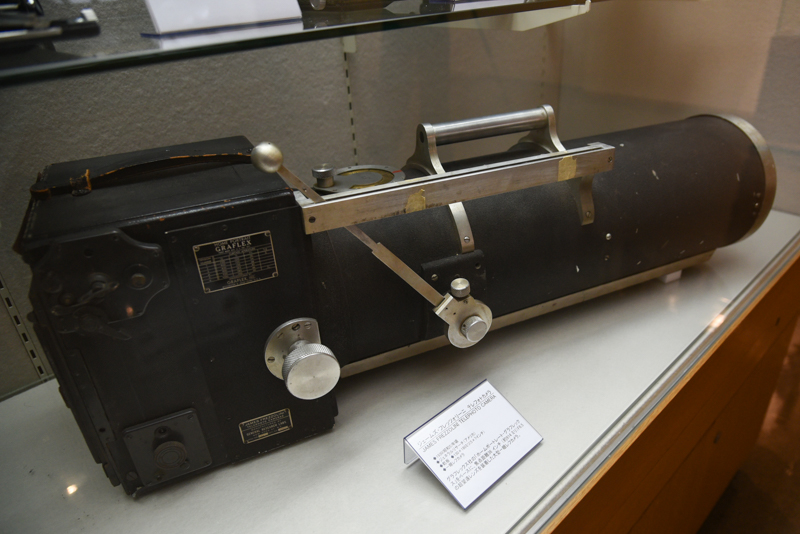 ジェームズ・フレッツォリーニ テレフォトカメラ（1930年頃。アメリカ・ジェネラルリサーチ）。焦点距離36インチ（約914mm）F6.5のレンズを装着した、5×7インチ判の一眼レフカメラ