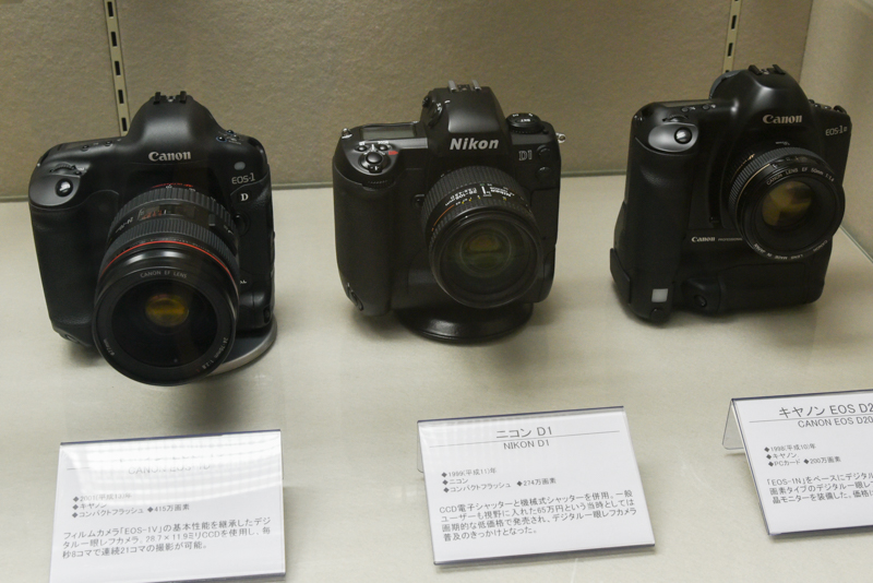 中央のニコン D1（1999年。ニコン）はCCD電子シャッターと機械式シャッターを併用し、一般ユーザー向も視野に入れて発売されたモデル。同カメラの登場以降、デジタルカメラが報道の分野でも多く使用されるようになり、撮影から公開までの時間が大幅に短縮されるようになったという