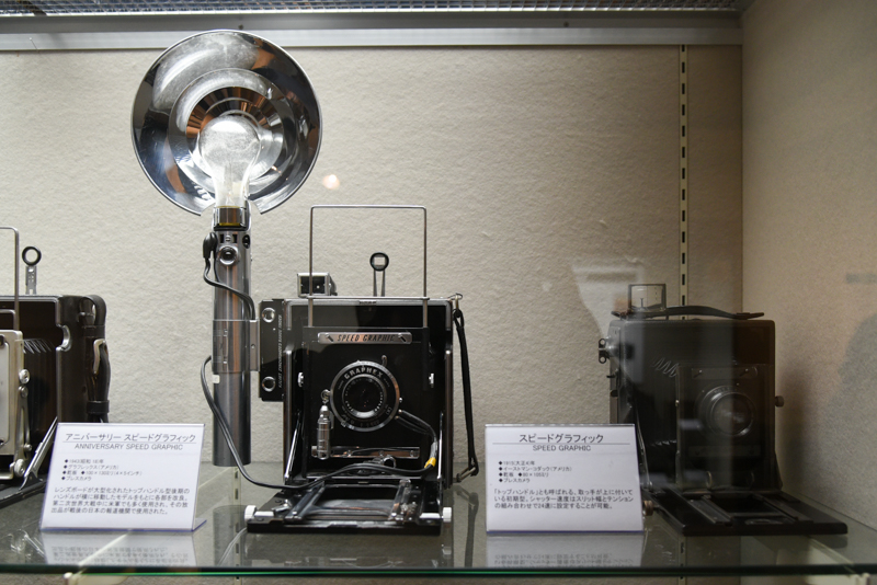 アメリカのグラフレックス社が製造した、通称“スピグラ“こと「スピードグラフィック」。堅牢性があり、フォーカルプレーンシャッターを内蔵し、レンズ交換の自由度が高かったことから、第2次世界大戦の前後で幅広く活躍。一般撮影のほか、接写や複写までこのカメラ1台でまかなえるほど多用途に使えたため、新聞社のカメラマンに多く使われた