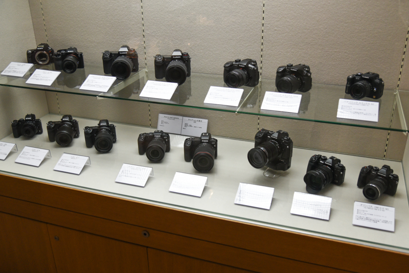 ソニーのトランスルーセントミラー・テクノロジー初号機「α55」や、各社のミラーレスカメラ