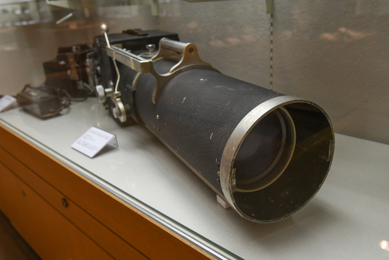 ジェームズ・フレッツォリーニ テレフォトカメラ（1930年頃。アメリカ・ジェネラルリサーチ）。焦点距離36インチ（約914mm）F6.5のレンズを装着した、5×7インチ判の一眼レフカメラ