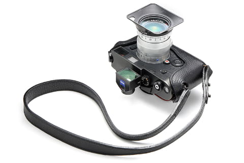 INDUSTRIAのライカQシリーズ用ケースを縦吊りできるレザーストラップ