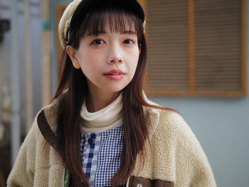 絞りによる性能変化はないレンズのため、安心して開放絞りで使える。フルサイズの50mm F1.2よりも被写界深度は深いが、そのぶん自然な雰囲気に描写されるのでとても使いやすい。モデル：三浦まり<br>OLYMPUS OM-D E-M1 Mark II　M.ZUIKO DIGITAL ED 25mm F1.2 PRO（50mm相当）　絞り優先AE（F1.4、1/160秒、＋0.3EV）ISO 200　WB：オート