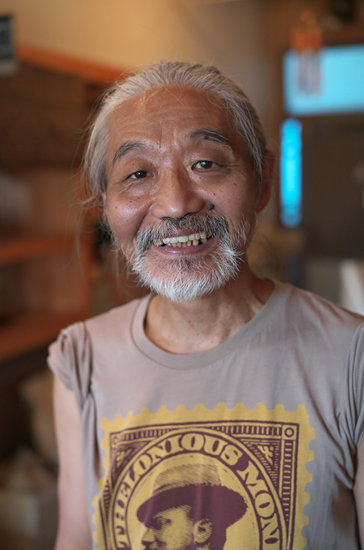 古い設計だが、線の細さというより強さというべき再現性。デジタルのライカでも問題なくその本領を発揮する。ただし、コーティングの古さの関係でレンズ内に光が入るような条件ではハレっぽい描写になることもあるが、それを除けば現代でも通用する名玉だろう<br>ライカM10-R　ズミクロン50mm F2　絞り優先AE（F2.8、1/200秒、－0.7EV）ISO 1600　WB：オート