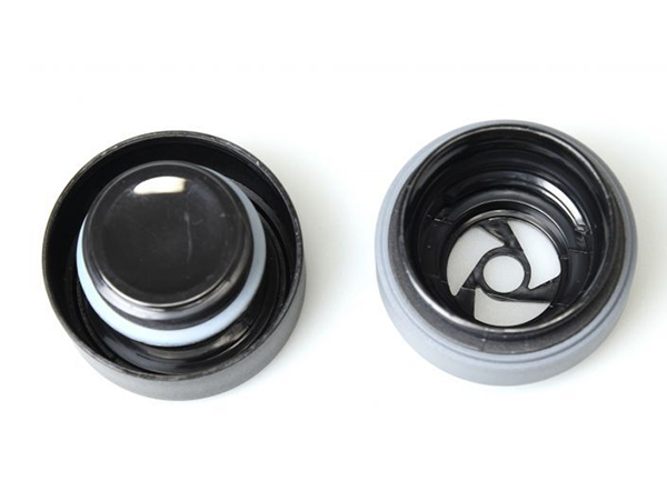 340mlサイズは、ボトル内部に氷ストッパー（右）を備えている。