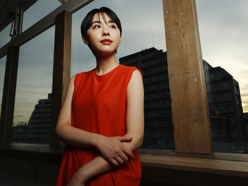 iPhone 11 Proで撮影。Profoto Cameraアプリは本格的な設定ができスマホでも日中シンクロ撮影ができる。B10の光の質の良さもあるが、スマホでもここまで撮影できるのだ。<br>iPhone 11 Pro / 4.25mm（26mm相当） / 1/8,800秒 / F1.8 / ISO 160