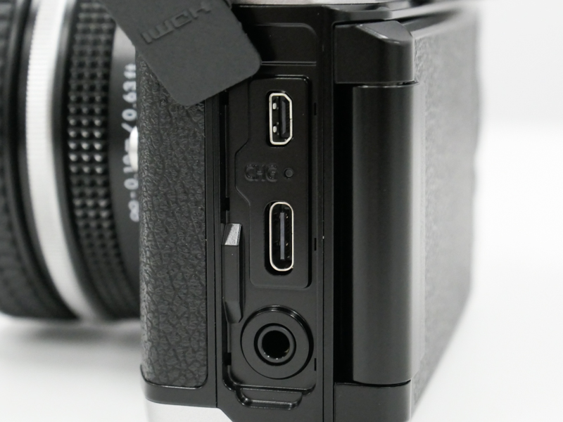 側面にUSB Type-C端子を用意。充電/給電の両方に対応する。Z 50はmicroUSB。