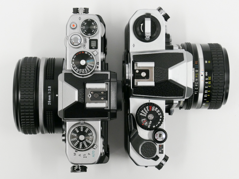 Z fcのシャッターボタンにはネジ切りがないため、ネジがなくても取り付けられるAR-1的なアイテムに期待したい（おじさん目線）。