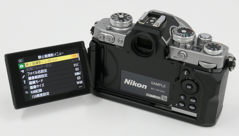 バリアングルモニターの動きも妨げない。