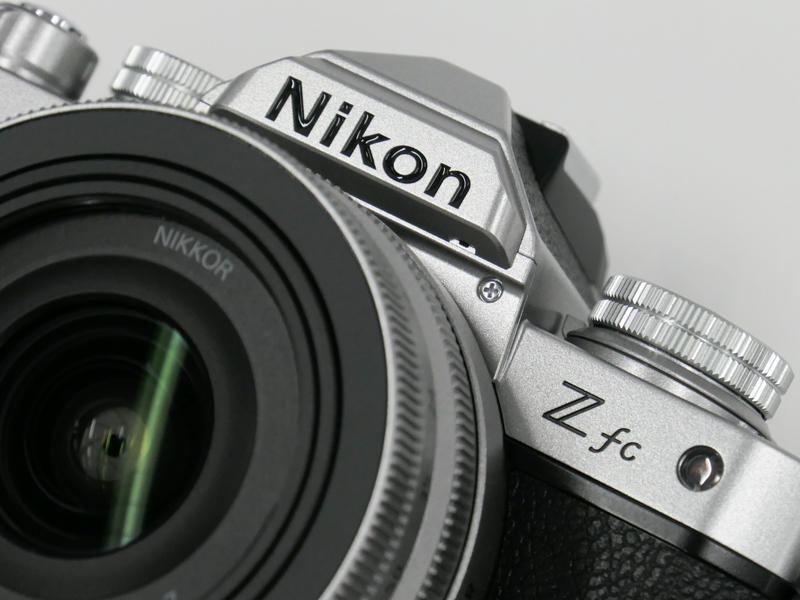 「NIKKOR Z DX 16-50mm f/3.5-6.3 VR」シルバーを装着