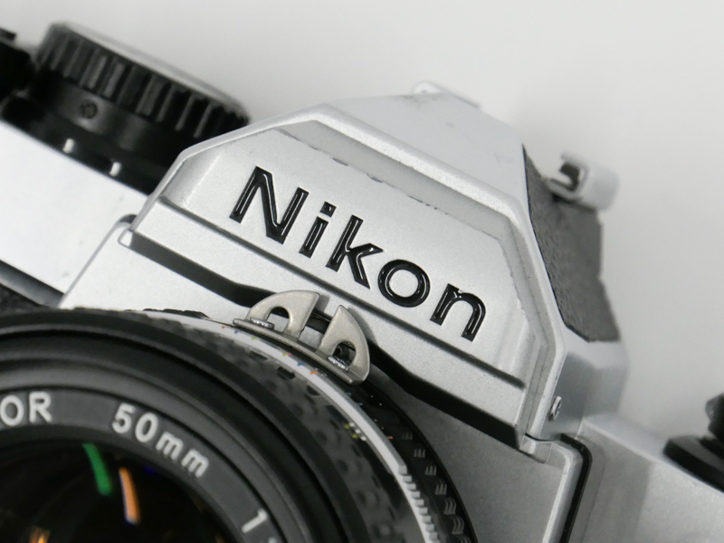 Z fcとFM2の縦ロゴをアップで比較。