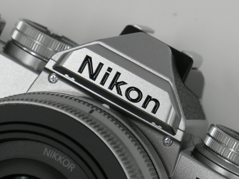 Z fcとFM2の縦ロゴをアップで比較。