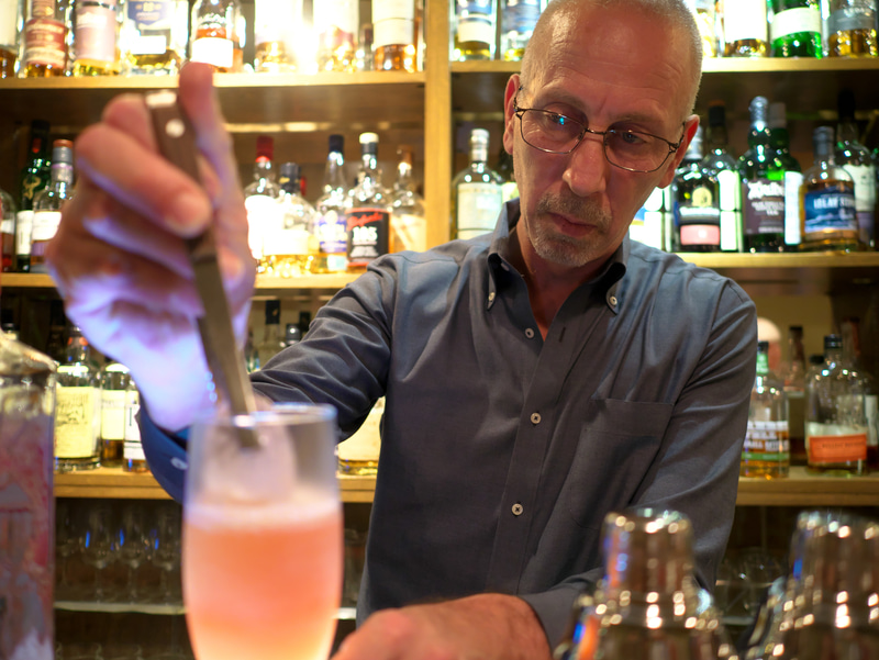 緊急事態宣言明けにバーに突撃しました。2時間のタイムリミットの間に酔っ払って撃沈寸前になりました。酔っ払っても、顔認識に任せておけば写ります。実焦点距離が短いから、意外に後ろはボケないですね。<br>LUMIX DMC-GM1　LEICA DG SUMMILUX 15mm F1.7 ASPH.（F1.7・1/30秒）ISO 800